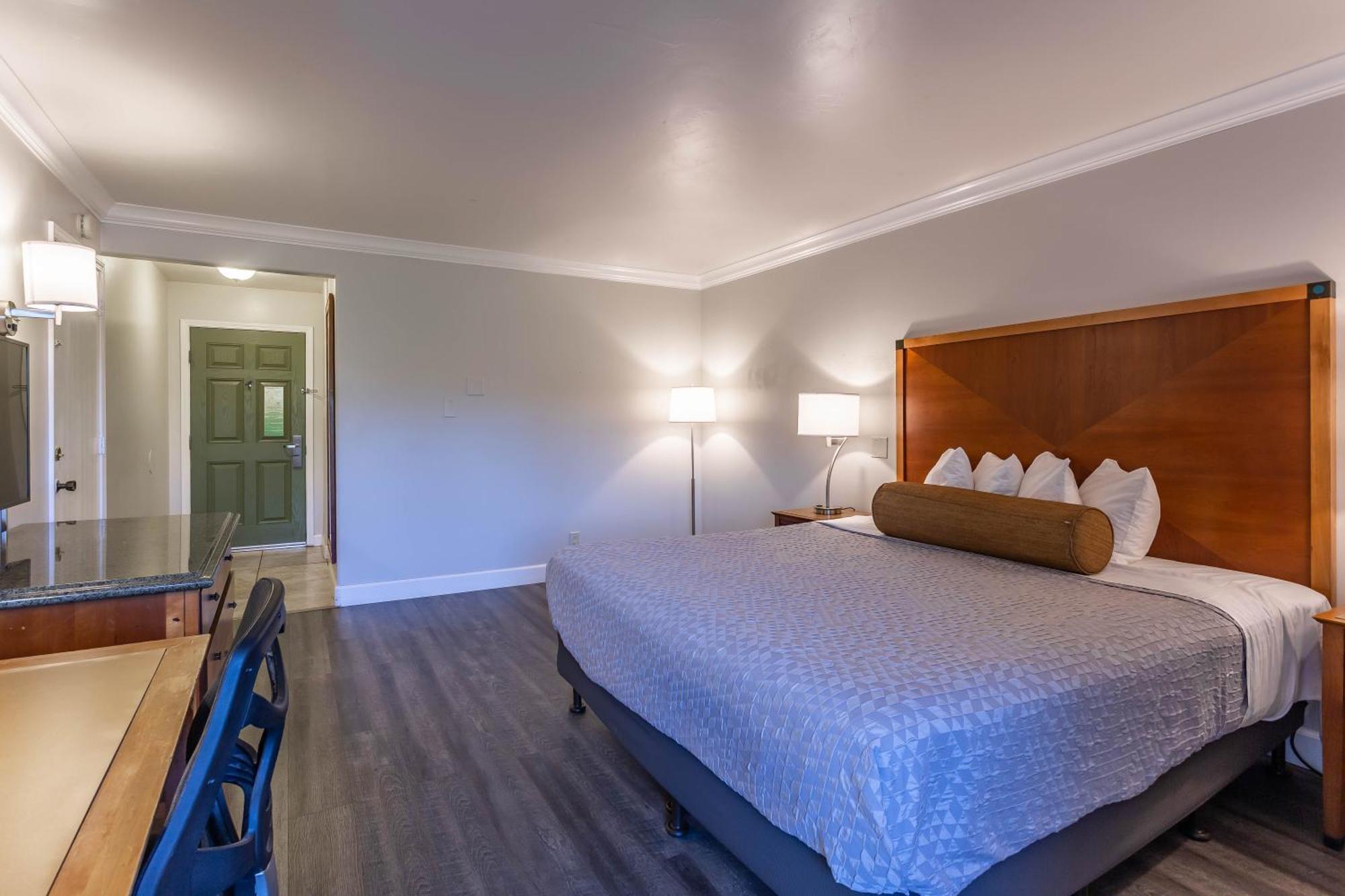 Aloha Hotel 2*