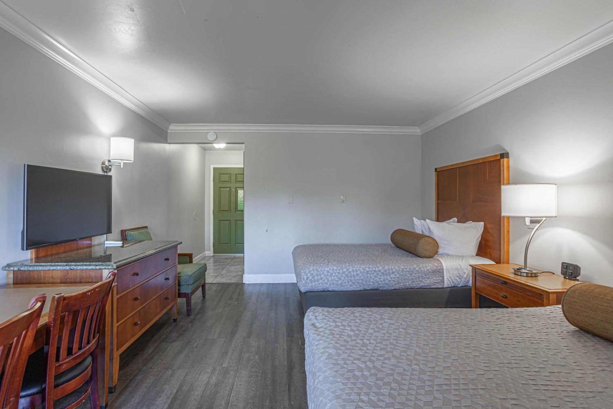 Aloha Hotel 2*